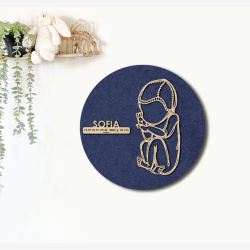 CUDDLE med hue - �40cm F�dselstavle i tr� og akustikfilt