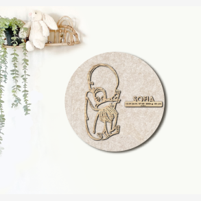 CUDDLE med sprutte - �40cm F�dselstavle i tr� og akustikfilt