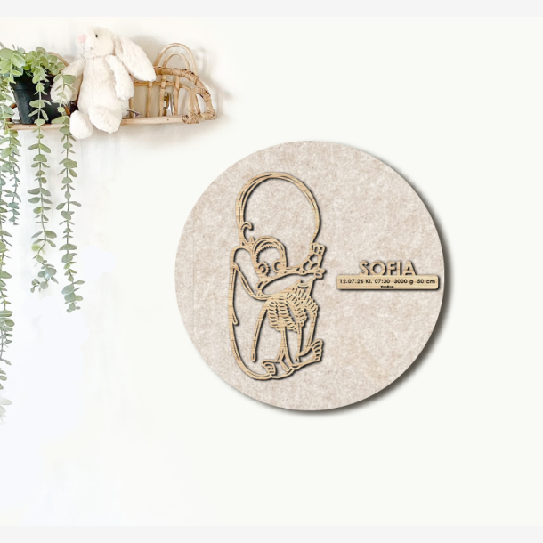 CUDDLE med sprutte - �40cm F�dselstavle i tr� og akustikfilt