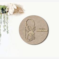 CUDDLE med sprutte - �40cm F�dselstavle i tr� og akustikfilt