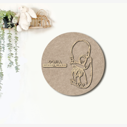 CUDDLE med sprutte - �40cm F�dselstavle i tr� og akustikfilt