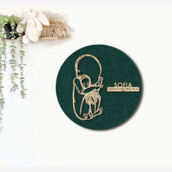 CUDDLE med sprutte - �40cm F�dselstavle i tr� og akustikfilt