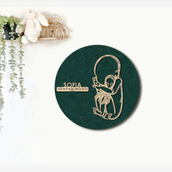 CUDDLE med sprutte - �40cm F�dselstavle i tr� og akustikfilt