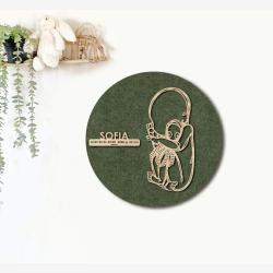 CUDDLE med sprutte - �40cm F�dselstavle i tr� og akustikfilt