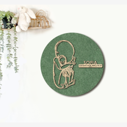 CUDDLE med sprutte - �40cm F�dselstavle i tr� og akustikfilt