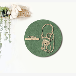 CUDDLE med sprutte - �40cm F�dselstavle i tr� og akustikfilt