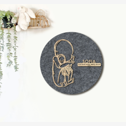 CUDDLE med sprutte - �40cm F�dselstavle i tr� og akustikfilt