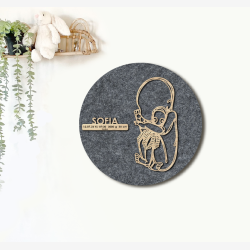 CUDDLE med sprutte - �40cm F�dselstavle i tr� og akustikfilt