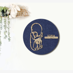 CUDDLE med sprutte - �40cm F�dselstavle i tr� og akustikfilt
