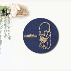 CUDDLE med sprutte - �40cm F�dselstavle i tr� og akustikfilt