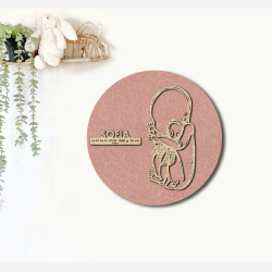 CUDDLE med sprutte - �40cm F�dselstavle i tr� og akustikfilt