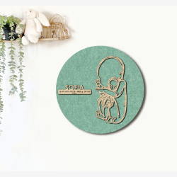 CUDDLE med sprutte - �40cm F�dselstavle i tr� og akustikfilt