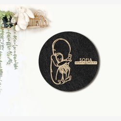 CUDDLE med sprutte - �40cm F�dselstavle i tr� og akustikfilt