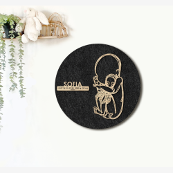 CUDDLE med sprutte - �40cm F�dselstavle i tr� og akustikfilt