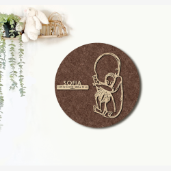 CUDDLE med sprutte - �40cm F�dselstavle i tr� og akustikfilt