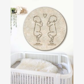 Rund fdselstavle i tr og akustikfilt - to sskende