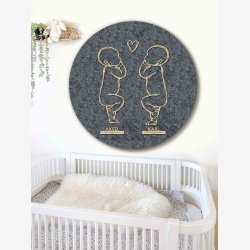 Rund fødselstavle i træ og akustikfilt - to søskende