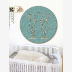 Rund fødselstavle i træ og akustikfilt - to søskende