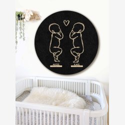 Rund fødselstavle i træ og akustikfilt - to søskende