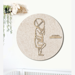 PR�MATUR med hue og ble  - �60cm F�dselstavle i tr� og akustikfilt