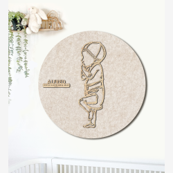 PR�MATUR med hue og ble  - �60cm F�dselstavle i tr� og akustikfilt