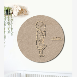 PR�MATUR med hue og ble  - �60cm F�dselstavle i tr� og akustikfilt