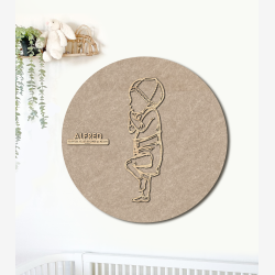 PR�MATUR med hue og ble  - �60cm F�dselstavle i tr� og akustikfilt