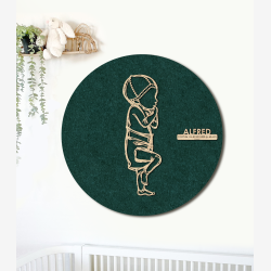 PR�MATUR med hue og ble  - �60cm F�dselstavle i tr� og akustikfilt