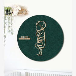 PR�MATUR med hue og ble  - �60cm F�dselstavle i tr� og akustikfilt