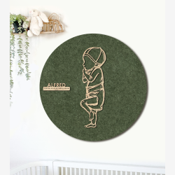 PR�MATUR med hue og ble  - �60cm F�dselstavle i tr� og akustikfilt