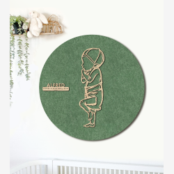 PR�MATUR med hue og ble  - �60cm F�dselstavle i tr� og akustikfilt