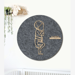 PR�MATUR med hue og ble  - �60cm F�dselstavle i tr� og akustikfilt