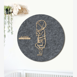 PR�MATUR med hue og ble  - �60cm F�dselstavle i tr� og akustikfilt