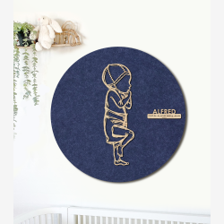 PR�MATUR med hue og ble  - �60cm F�dselstavle i tr� og akustikfilt