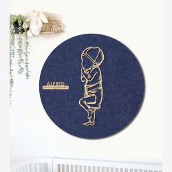 PR�MATUR med hue og ble  - �60cm F�dselstavle i tr� og akustikfilt