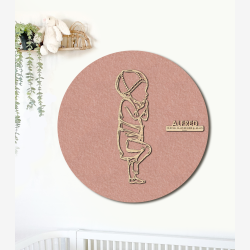 PR�MATUR med hue og ble  - �60cm F�dselstavle i tr� og akustikfilt