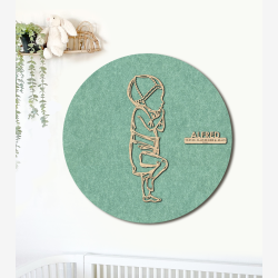 PR�MATUR med hue og ble  - �60cm F�dselstavle i tr� og akustikfilt