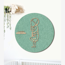 PR�MATUR med hue og ble  - �60cm F�dselstavle i tr� og akustikfilt