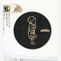 PR�MATUR med hue og ble  - �60cm F�dselstavle i tr� og akustikfilt