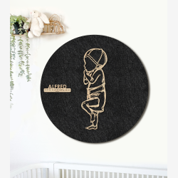 PR�MATUR med hue og ble  - �60cm F�dselstavle i tr� og akustikfilt