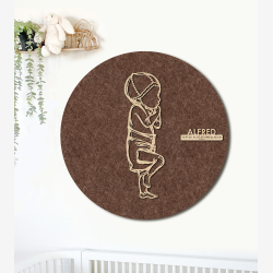 PR�MATUR med hue og ble  - �60cm F�dselstavle i tr� og akustikfilt