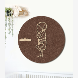 PR�MATUR med hue og ble  - �60cm F�dselstavle i tr� og akustikfilt