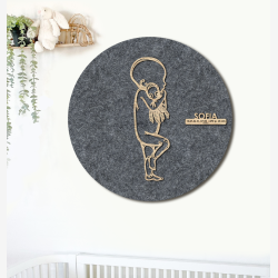 PR�MATUR med sprutte - �60cm F�dselstavle i tr� og akustikfilt