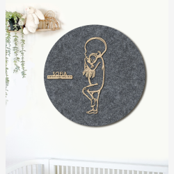 PR�MATUR med sprutte - �60cm F�dselstavle i tr� og akustikfilt