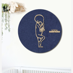 PR�MATUR med sprutte - �60cm F�dselstavle i tr� og akustikfilt