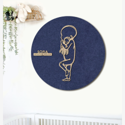 PR�MATUR med sprutte - �60cm F�dselstavle i tr� og akustikfilt