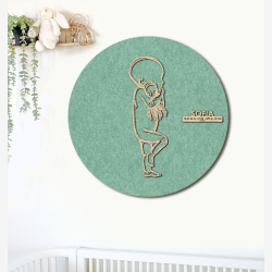 PR�MATUR med sprutte - �60cm F�dselstavle i tr� og akustikfilt