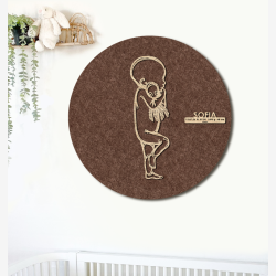 PR�MATUR med sprutte - �60cm F�dselstavle i tr� og akustikfilt