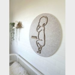 Rund fødselstavle i træ og akustikfilt - to søskende