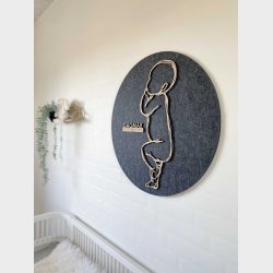 Rund fødselstavle i træ og akustikfilt - to søskende